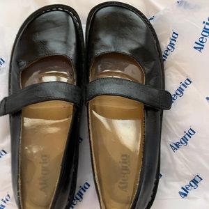 PRICE DROP/CLEARANCE!! Rarely Worn Like New Womens Size 11 Algeria Mary Jane